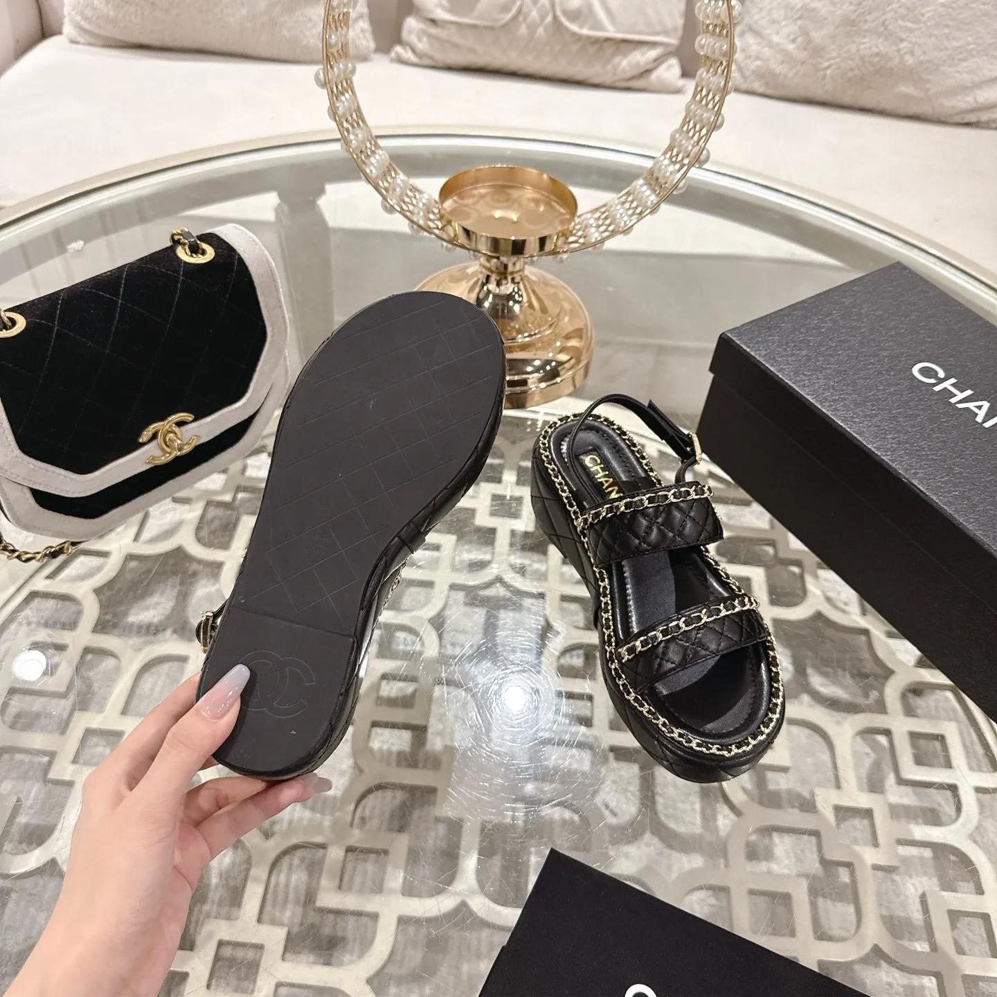 👟👟Ex-factory price 600👟👟 𝐂𝐇𝐀𝐍𝐄𝐋 | Xiaoxiang 25𝐬𝐬 🦋2025 Spring and Summer New Products Counter Classic Xiaoxiang Double C Diamond Chain Slippers Series New〰 🍬 The absolute best in the BS fashion circle. Matching will perform meticulously Minimalist, classic elements that will never fade away 💋 Show unique dressing style, too beautiful to say anything. A must-have for summer... Upper: Original high-customized lambskin Lining: Imported mixed sheepskin lining Outsole: Original molded non-slip outsole Shoe size: 35-39 (34.40.41.42 customization is not returnable)